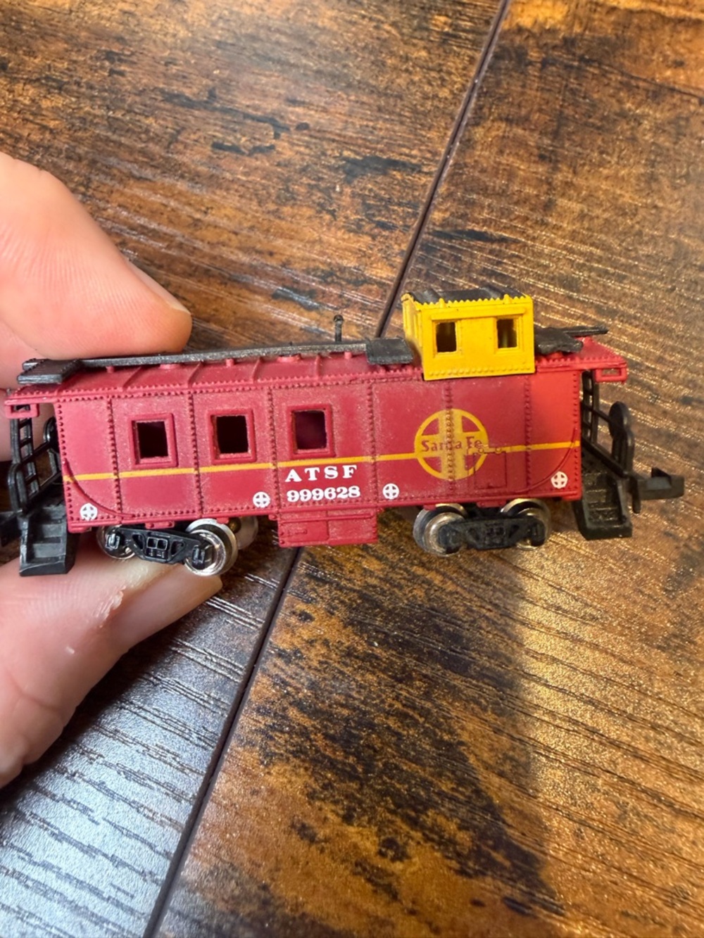 Bachmann N Scale Atchison, Topeka & Santa Fe (ATSF) 999628 wide-vision caboose.